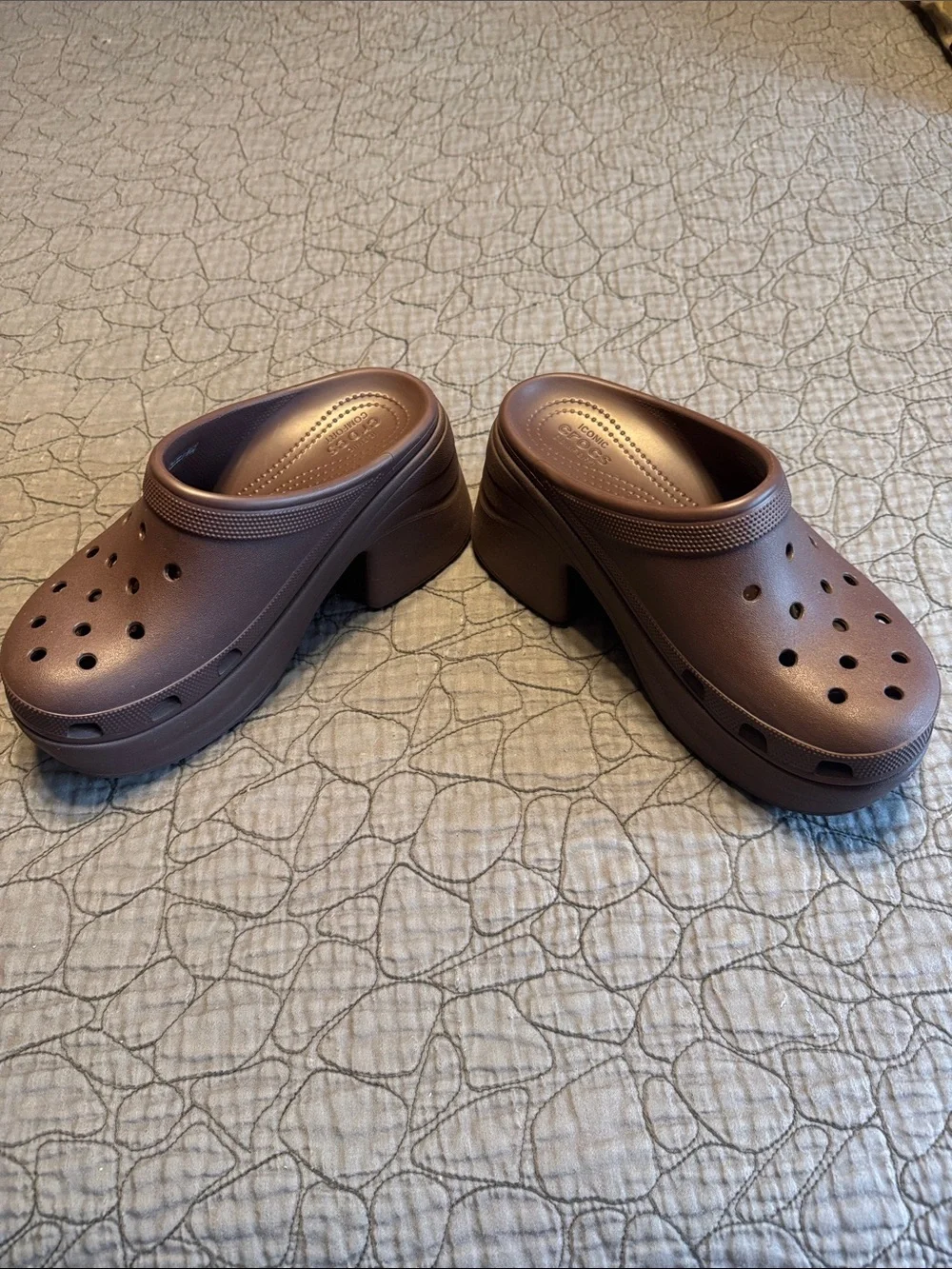 CROCS Siren Platform Clogs in Mocha